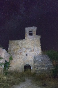 La iglesia de Finestres, por la noche