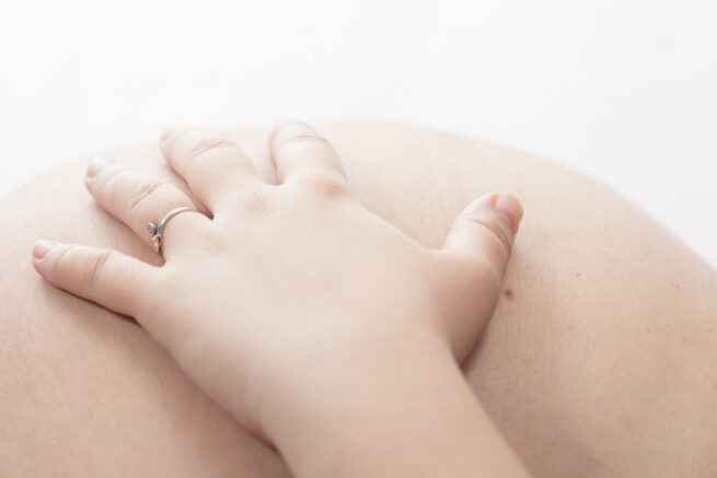 Fotografía premamá en estudio en Zaragoza