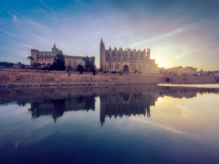 Catedral de Palma de Mallorca al amanecer